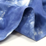 Sergé de coton élasthanne tie & dye bleu ciel