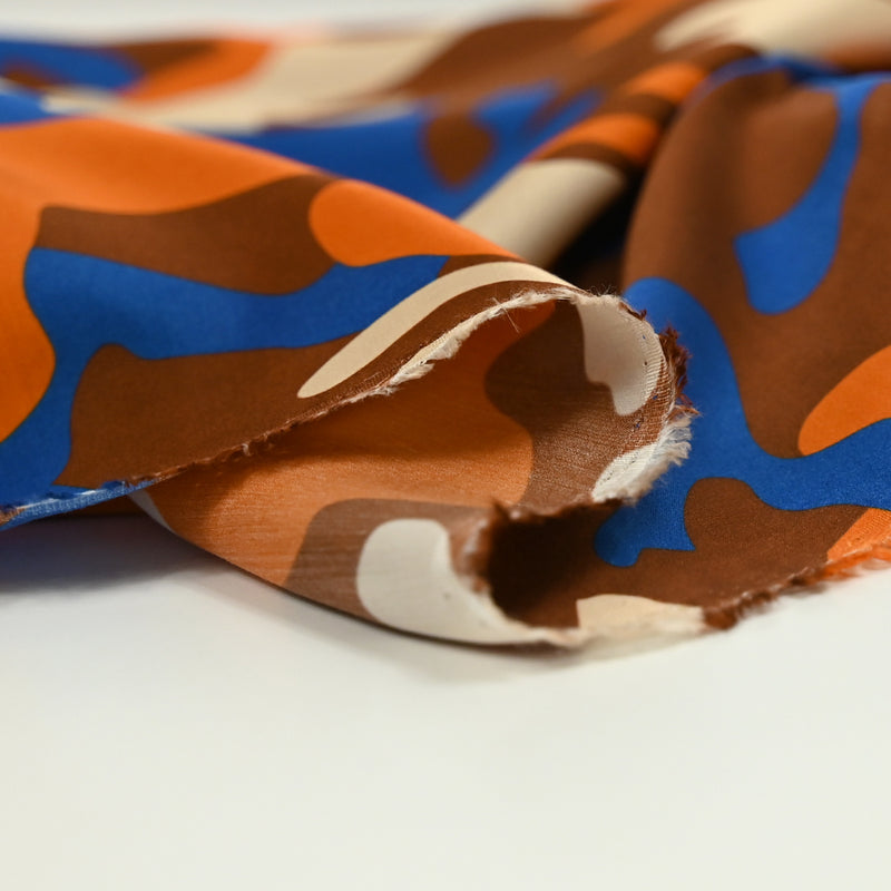 Satin de viscose imprimé camouflage orange et bleu