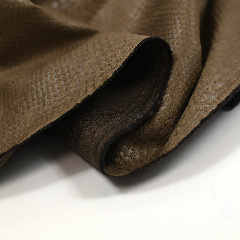 Velours polyester effet serpent fond marron