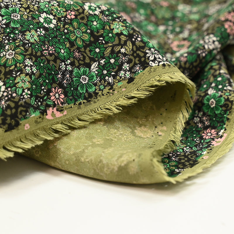Twill de viscose imprimé rêverie vert et rose fond noir