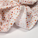 Coton imprimé au gré du vent orange fond blanc