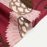 Satin polyester imprimé fleur en éventail rose fond bordeaux