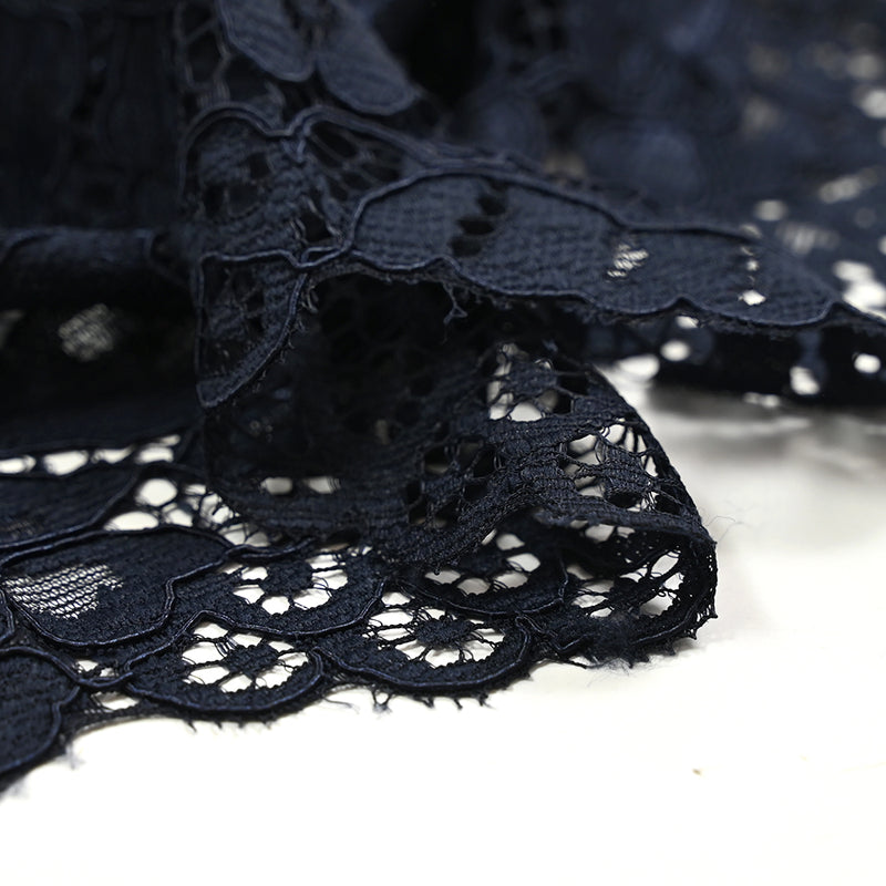 Dentelle florale bleu marine festonnée