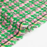 Tweed de polyester rose fond vert prairie