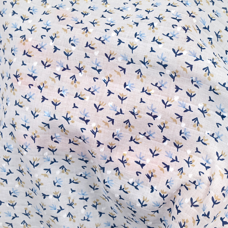 Vela de algodón estampado de plumetis Pequeño beige y flores azules