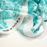 Satin de soie imprimé dans la jungle turquoise fond blanc