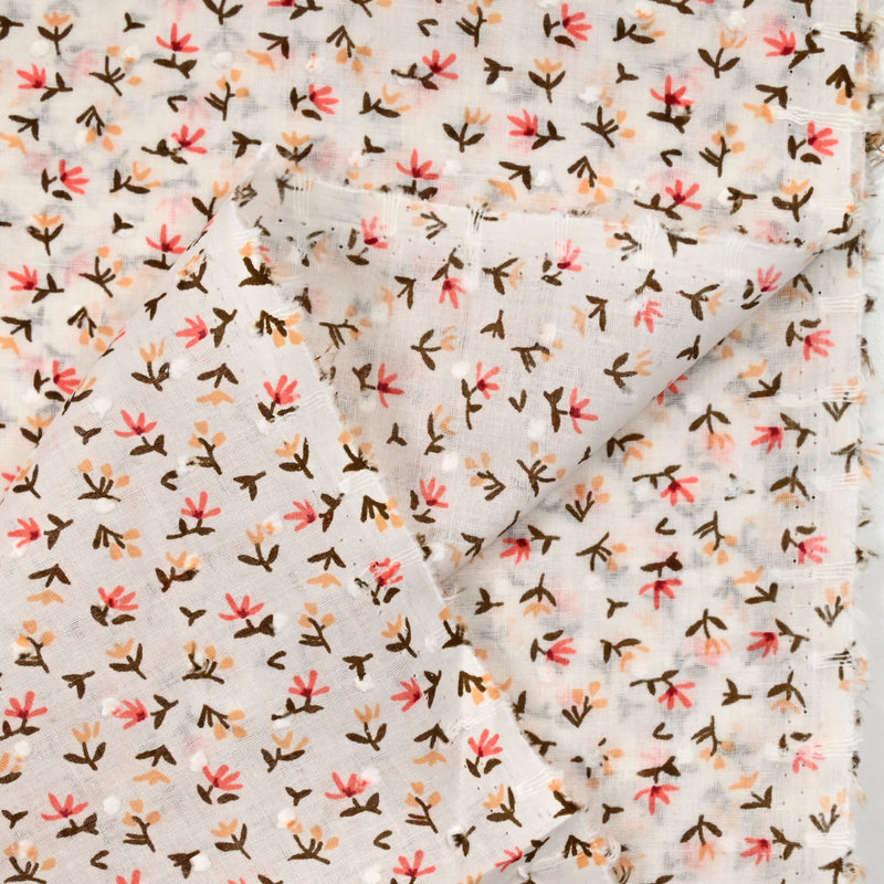 Vela de algodón estampado de plumetis pequeños beige y flores rosadas