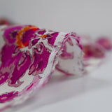 Voile de viscose imprimé fleurs baroque rose fond écru
