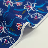 Popeline de coton imprimée fleur blanche pistil framboise fond bleu egyptien