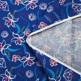 Popeline de coton imprimée fleur blanche pistil framboise fond bleu egyptien