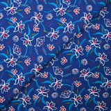 Popeline de coton imprimée fleur blanche pistil framboise fond bleu egyptien