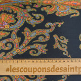 Sergé de polyester satiné motif cachemire fond bleu nuit