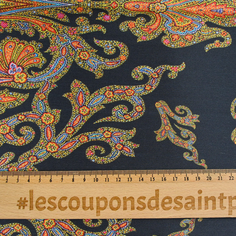 Sergé de polyester satiné motif cachemire fond bleu nuit