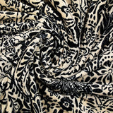 Jersey corto de terciopelo con estampado de cachemir y flor negra sobre fondo marfil