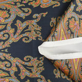 Sergé de polyester satiné motif cachemire fond bleu nuit