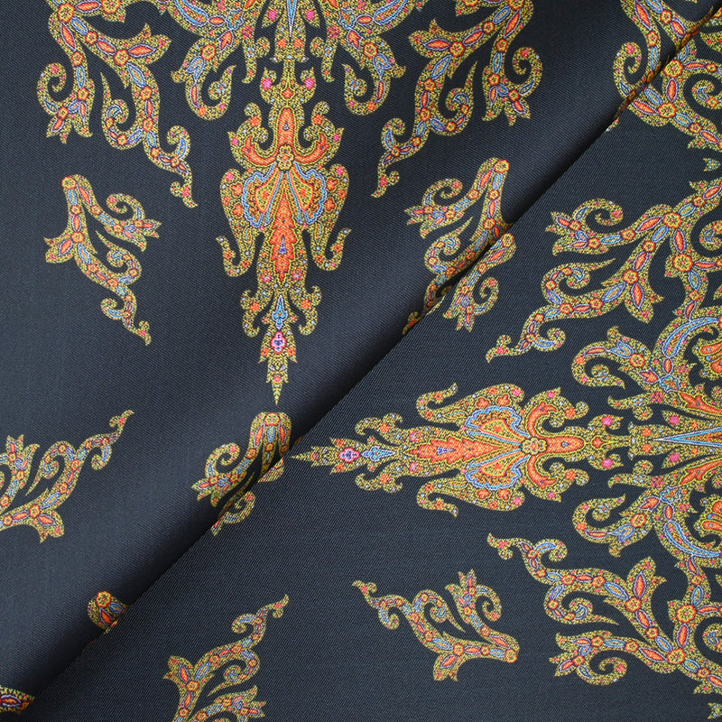 Sergé de polyester satiné motif cachemire fond bleu nuit