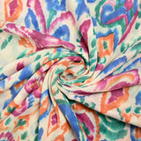 Voile polycoton imprimé esprit Ikat bleu roi et vert sapin fond blanc