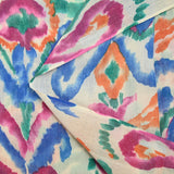 Voile polycoton imprimé esprit Ikat bleu roi et vert sapin fond blanc