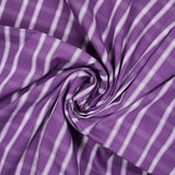 Tejido teñido de polialgodón contrastante color crudo línea blanca fondo violeta amatista