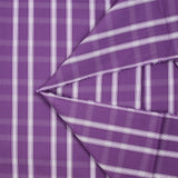 Tejido teñido de polialgodón contrastante color crudo línea blanca fondo violeta amatista