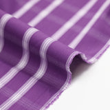 Tejido teñido de polialgodón contrastante color crudo línea blanca fondo violeta amatista