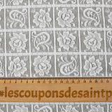 Dentelle polyester géométrie de fleurs fond blanc