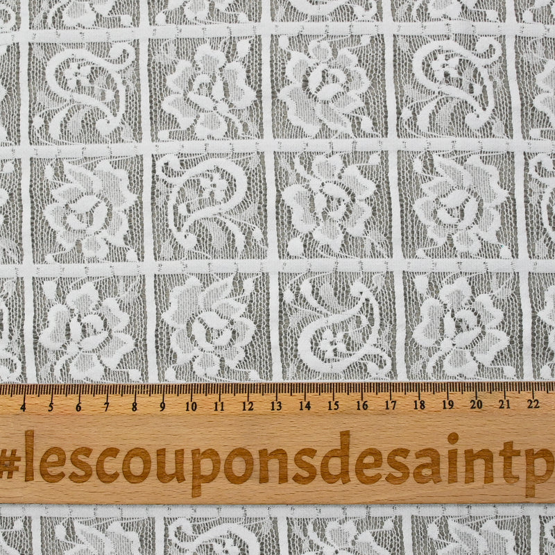 Dentelle polyester géométrie de fleurs fond blanc
