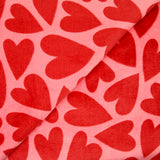 Polaire doudou imprimée coeur rouge fond rose