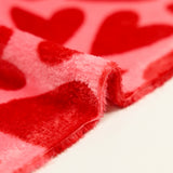 Polaire doudou imprimée coeur rouge fond rose