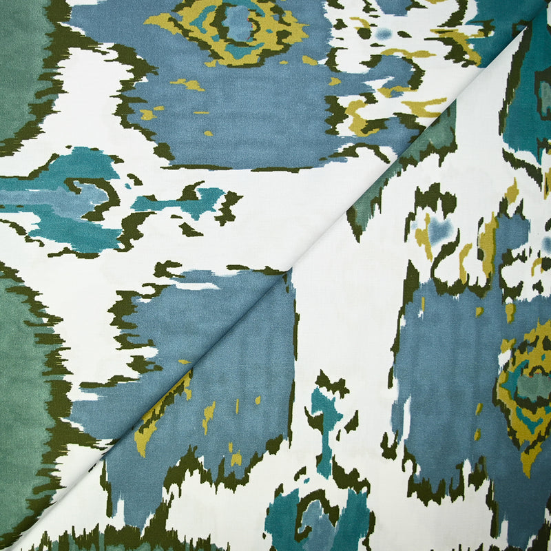Coton imprimé ikat vert et bleu fond blanc