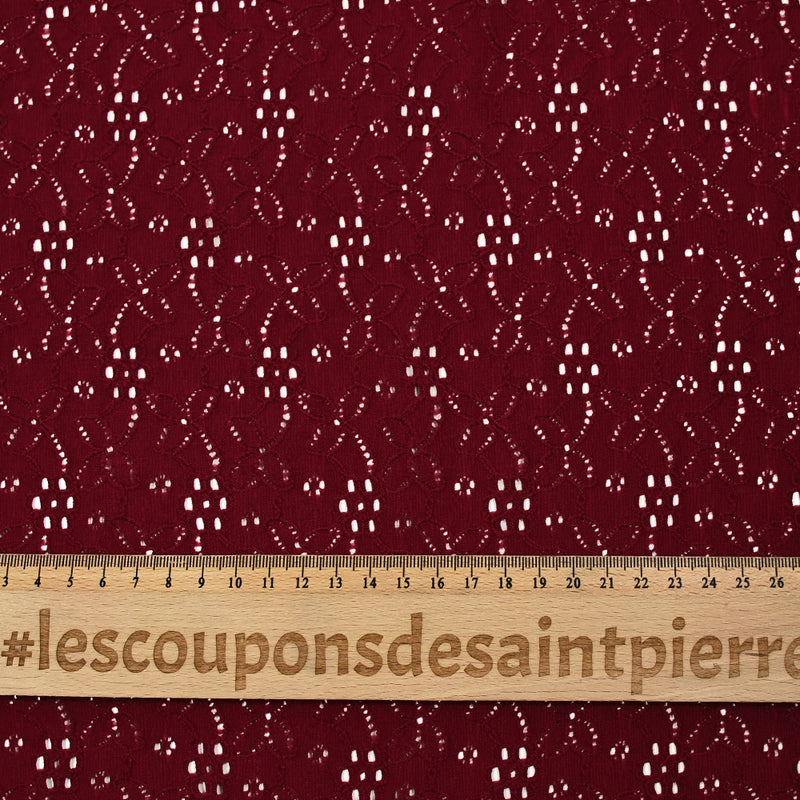 Maille polyester ajourée fleurs fond bordeaux