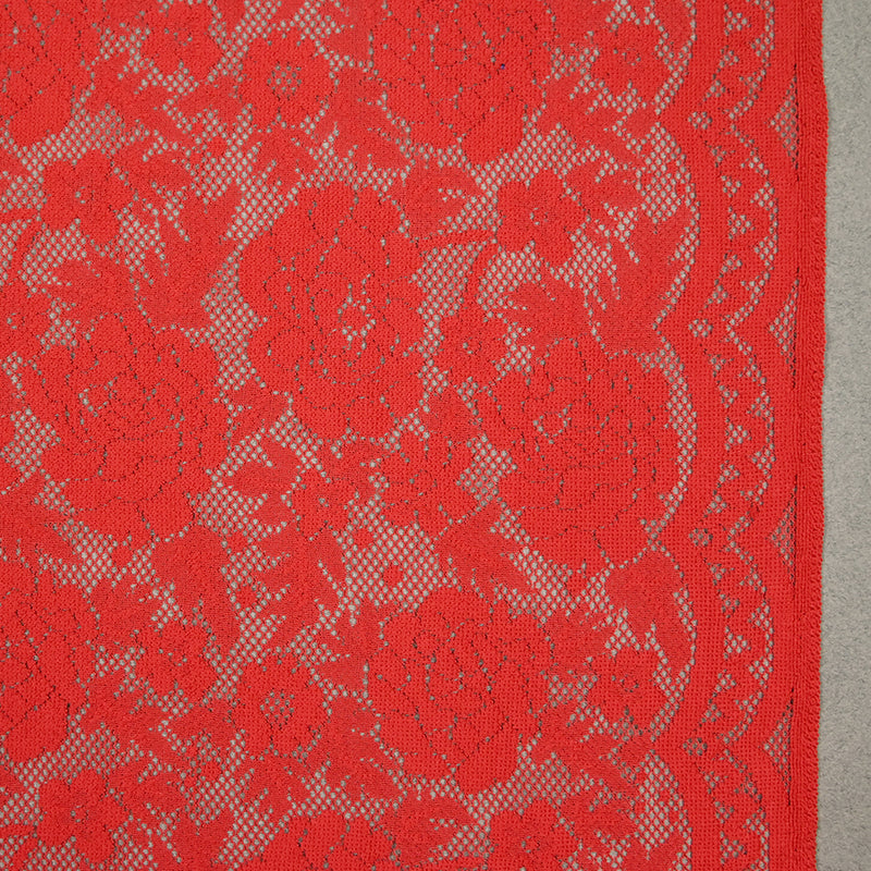 Guipure fine motif champêtre fond rouge