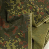 Gabardine fine de coton camouflage G tâche marron, vert clair et fonce