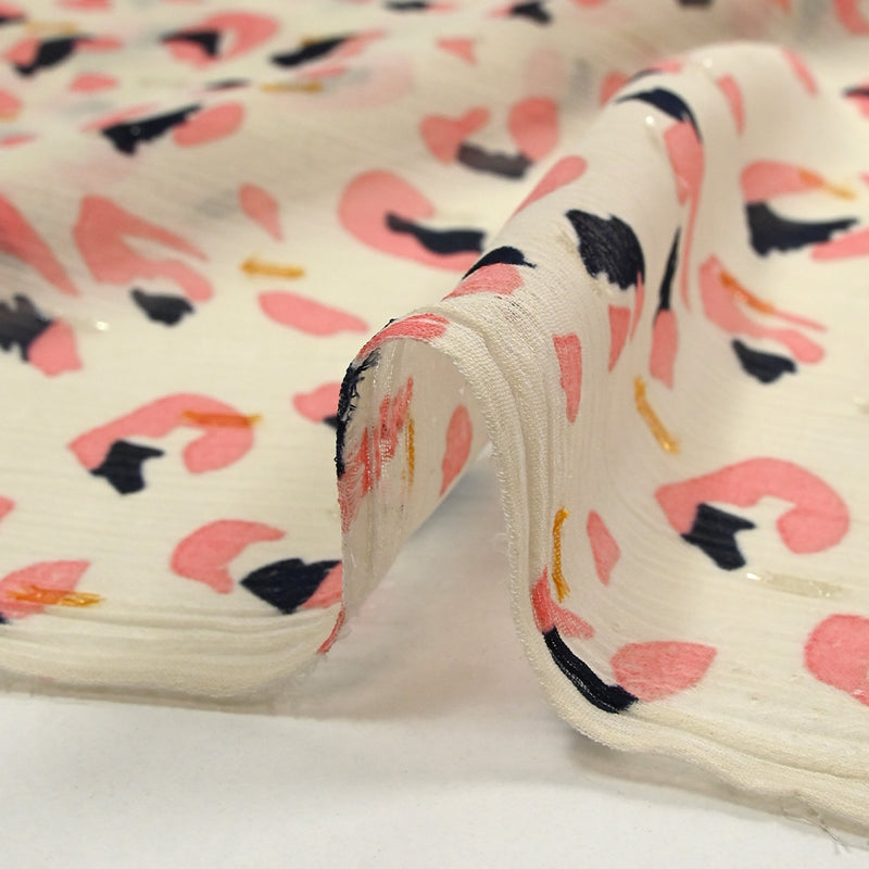 Mousseline crinkle imprimée plumetis léopard rose fond écru