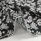 Popelina de algodón con estampado de pájaros cantores, fondo negro