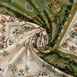 Satén de viscosa estampado paisley en color crudo y caqui cuadrado