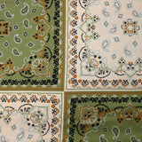 Satén de viscosa estampado paisley en color crudo y caqui cuadrado