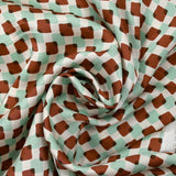 Satin de viscose imprimé carreaux superposés marron et menthe fond écru