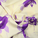 Satén de viscosa con estampado de flores moradas y fondo crudo