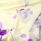 Satén de viscosa con estampado de flores moradas y fondo crudo