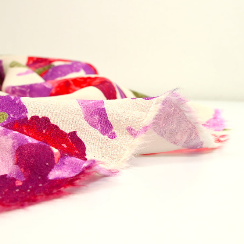 Crêpe polyviscose imprimé fleurs stylisées fond écru