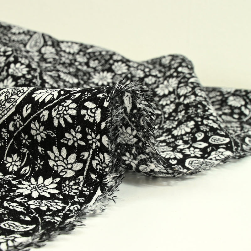 Crépon viscose rayé lurex argent cachemire fond noir