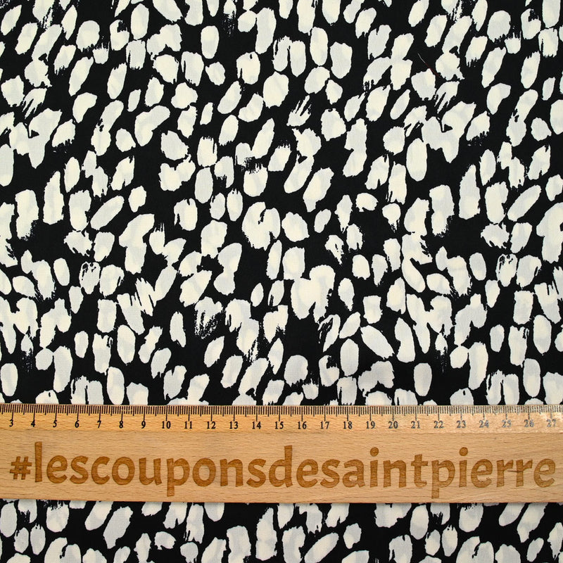 Satin polyester tache fond noir