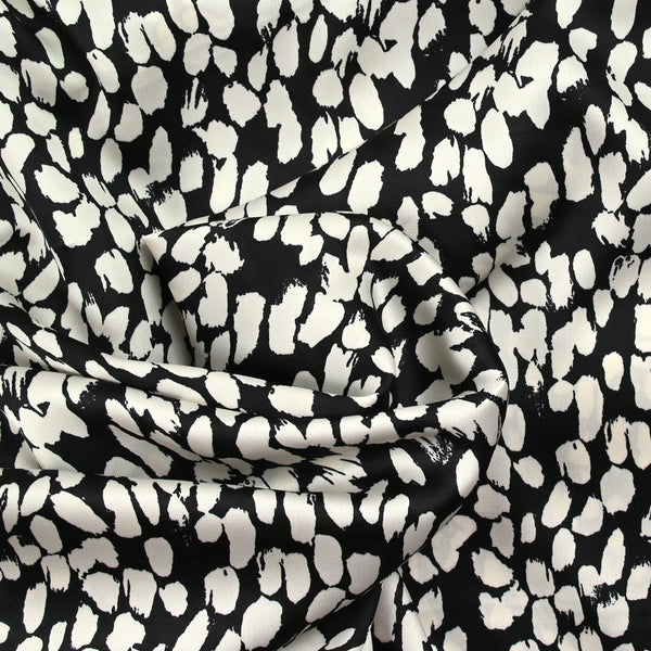 Satin polyester tache fond noir