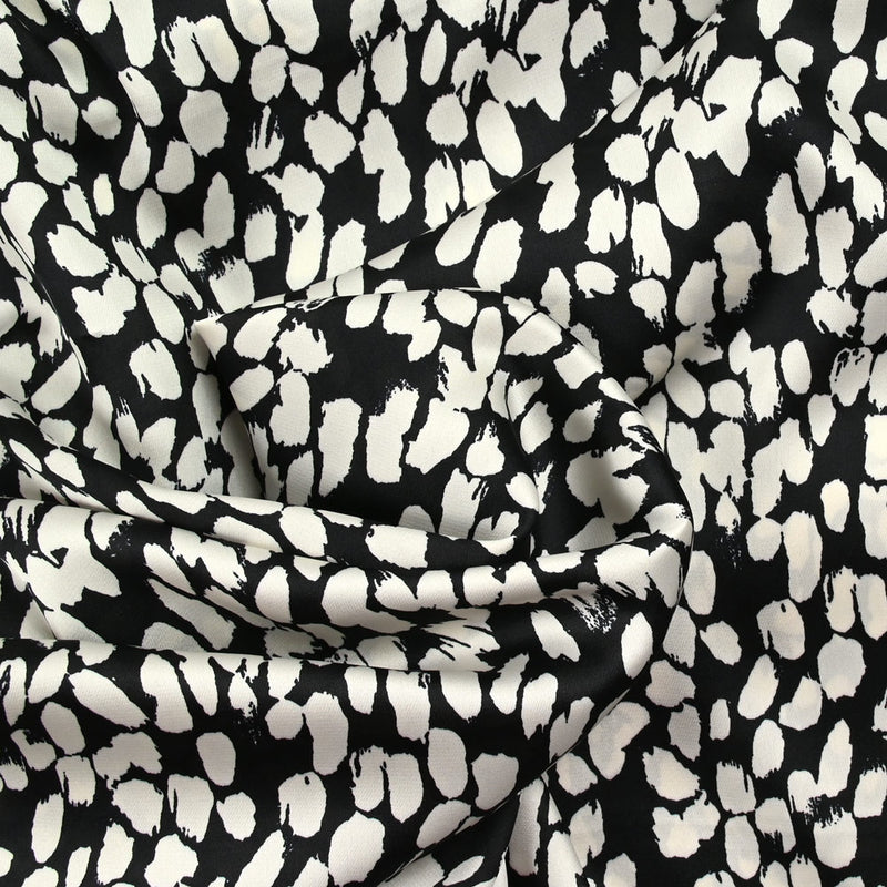 Satin polyester tache fond noir