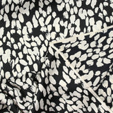 Satin polyester tache fond noir