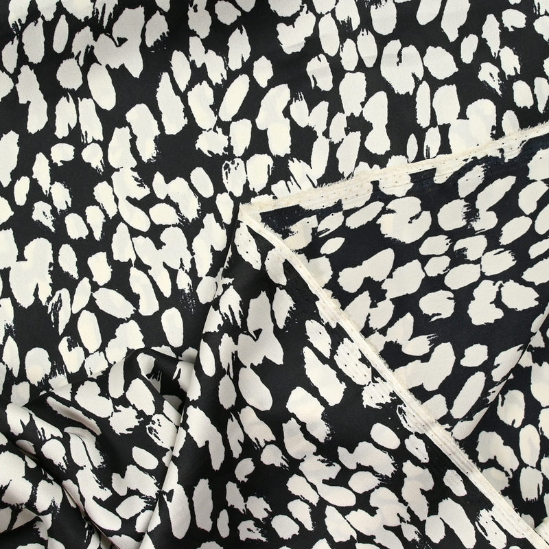 Satin polyester tache fond noir