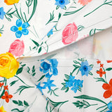 Sergé de coton élasthanne fleurs du jardin fond blanc