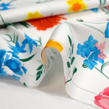 Sergé de coton élasthanne fleurs du jardin fond blanc