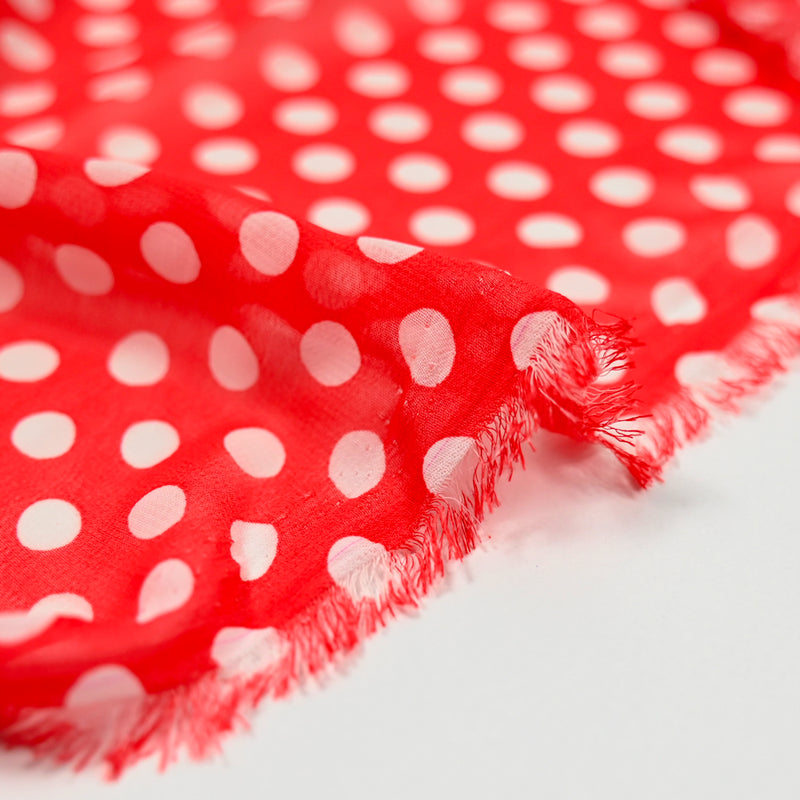 Mousseline de polyester imprimée pois blanc fond rouge
